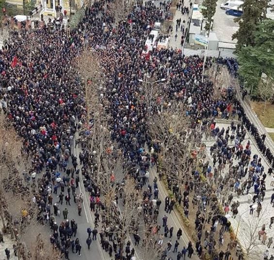 Pamje nga droni/ Protesta e Opozites para parlamentit (Video)