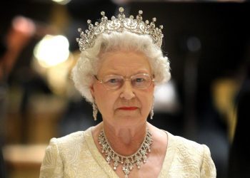 Kush e vesh dhe çfarë ha para se të dalë Mbretëresha Elisabeth