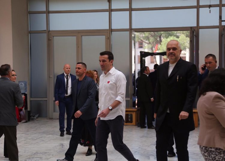FOTO/ Rama i shoqëruar nga Veliaj, të dy me atlete në Kongresin e PS