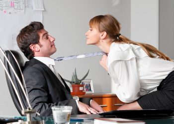 Romancë në zyrë: Si të sillesh në vendin e punës me kolegun/kolegen që ke fiksim?