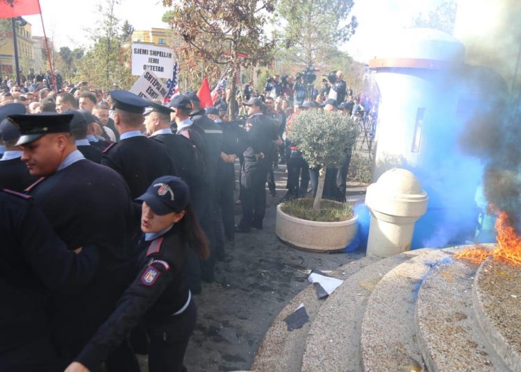 Tensionohet situata në Durrës, protestuesit ndezin flakadanë