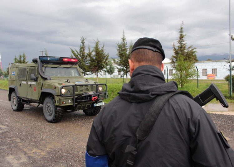 Policia ushtarake në Rinas merr në mbrojtje aeroportin (Foto)