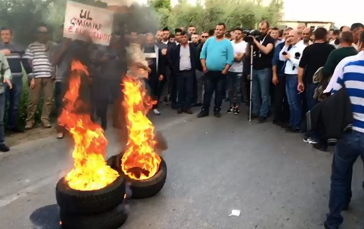 Elbasan/ Militanti i vë flakën gomave në sy të ish-deputetëve të PD