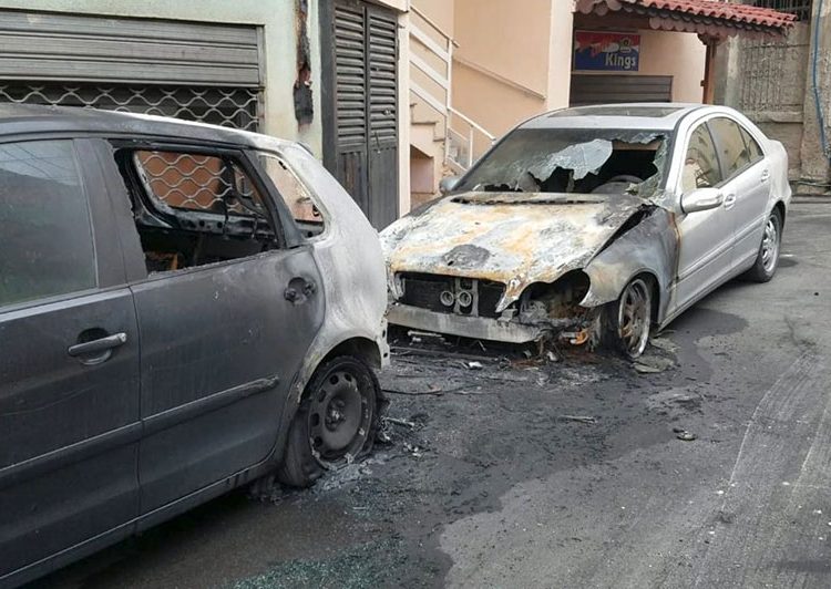 Durrës digjen dy makina gjatë natës