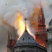 Video/ Pamje rrëqethëse! Qytetarët e Parisit bëjnë lutje teksa ‘Notre Dame’ shkrumbohet nga flakët