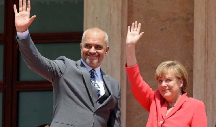Samiti i Berlinit/ Rama takon Merkelin, Hahn: KE do të rekomandojë hapjen e negociatave për Shqipërinë