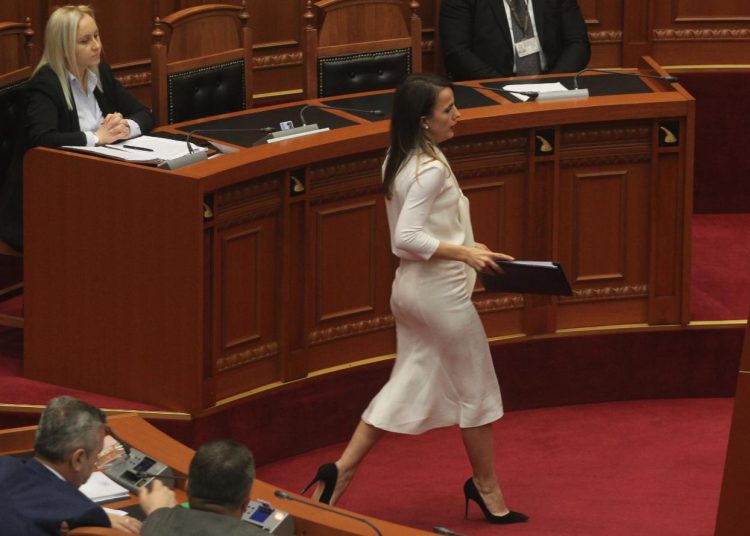 Themeluese e “Bindjes Demokratike”? Ja cfarë shkruan Rudina Hajdari