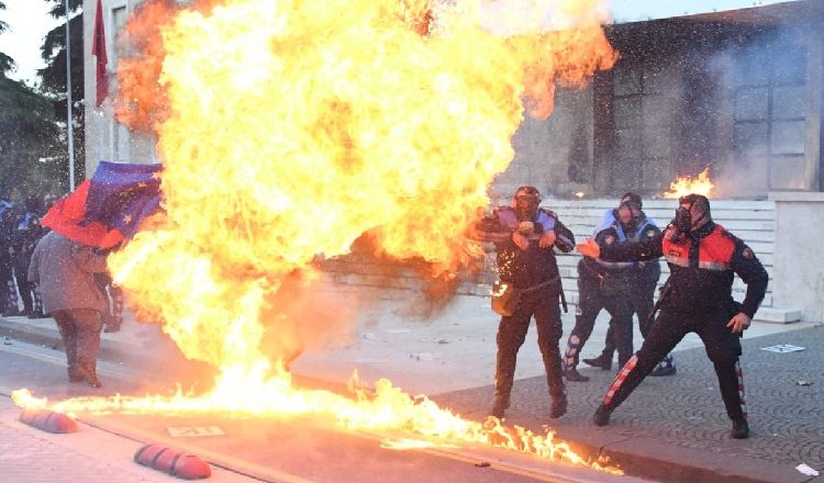 Bomba molotov, plagosen 3 ploicë e 1 qytetar merr flakë (FOTO)