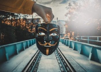 Shenjat e gjuhës së trupit që ju ndihmojnë të kuptoni njerëzit