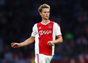 Tifozët e Ajax, çfarë lamtumire për De Jong!