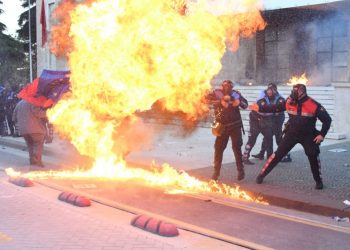 Si Lulzim Basha nxiu Shqipërinë kundër çeljes së negociatave në BBC