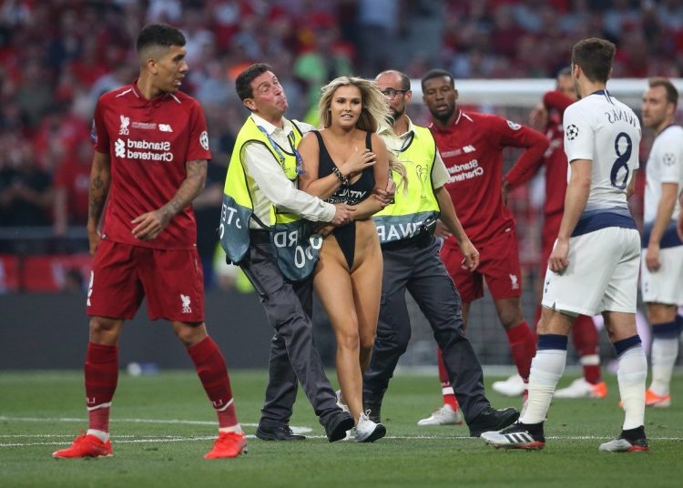 Hyri në fushë gjatë finales së Champions, sa u gjobit modelja ruse?