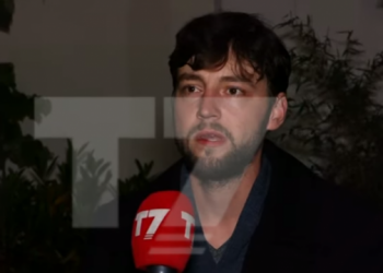 Njihuni me serbin që flet shqip dhe mban flamurin kuq e zi