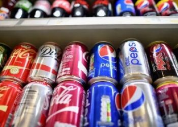 Studimi: Dy gota pije me gaz në ditë shton rrezikun për smundjet në tru