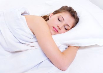 5 arsyet pse duhet të flini gjumë në anën e majtë