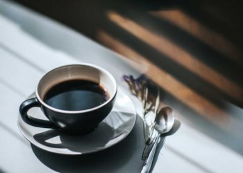 Konstatohet varësia nga kafja e mëngjesit: Këto janë simptomat