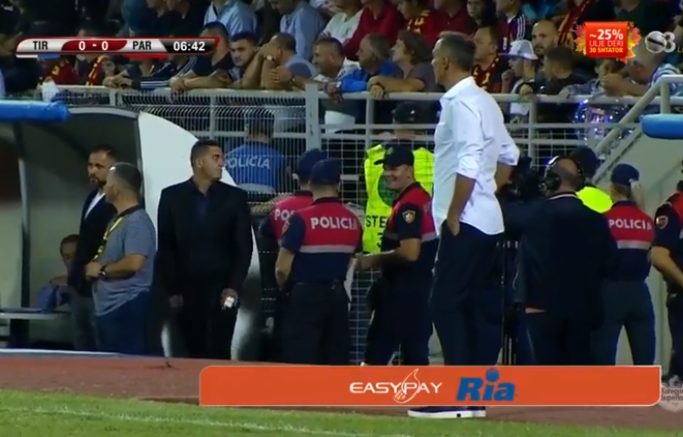 Derbi i Shqipërisë, arbitri i kërkoi trajnerit të hiqte këmishën e bardhë