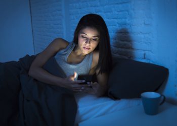 Ekspozimi ndaj dritës blu përshpejton plakjen duke shkatërruar qelizat e trurit