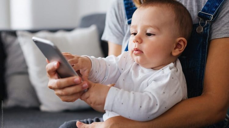 Para se t’ua lini telefonin në duar fëmijëve, lexojeni këtë