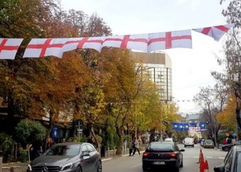 Tifozët anglezë ia nisin festës në Prishtinë, birrat i pinë si uji!
