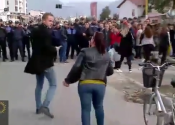 Banorët e “Astirit” sulmojnë gazetarin e Top Chanel (VIDEO)