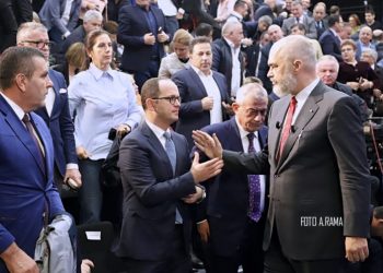 FOTOLAJM/ “Shkrijnë akujt” mes Edi Ramës dhe Ditmir Bushatit, kryeministri i zgjat dorën. Ja çfarë nuk u pa në TV
