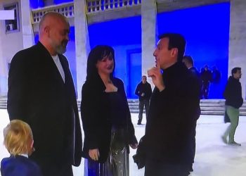 I shoqëruar nga Zaho dhe Linda, Rama mbërrin në stadiumin ‘Air Albania’