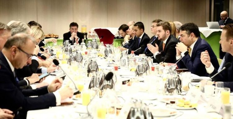 Greqia, “kumbarja” e negociatave – Organizon takim në Bruksel me ministrat e jashtëm, i pranishëm edhe Gent Cakaj