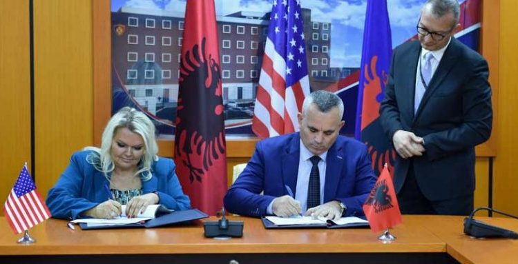 Lufta kundër terrorizmit / Ambasada Amerikane dhuron pajisje kompjuterike për Policinë e Shtetit