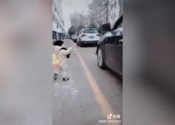 Vogëlushi turpëroi shoferin në trafik, i kthen shishen që e hodhi në rrugë