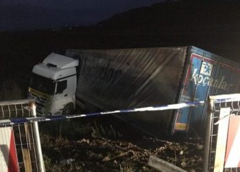 Trajleri del nga rruga në Librazhd dhe bllokon qarkullimin