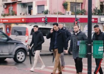 Në shkelje të ligjit, kush është audituesi i KLSH-së që aktron në videon e Lulzim Bashës