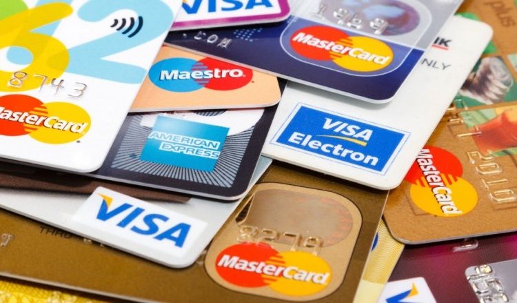 Shqiptarët paguan 215 milion euro përmes kartave bankare brenda një viti