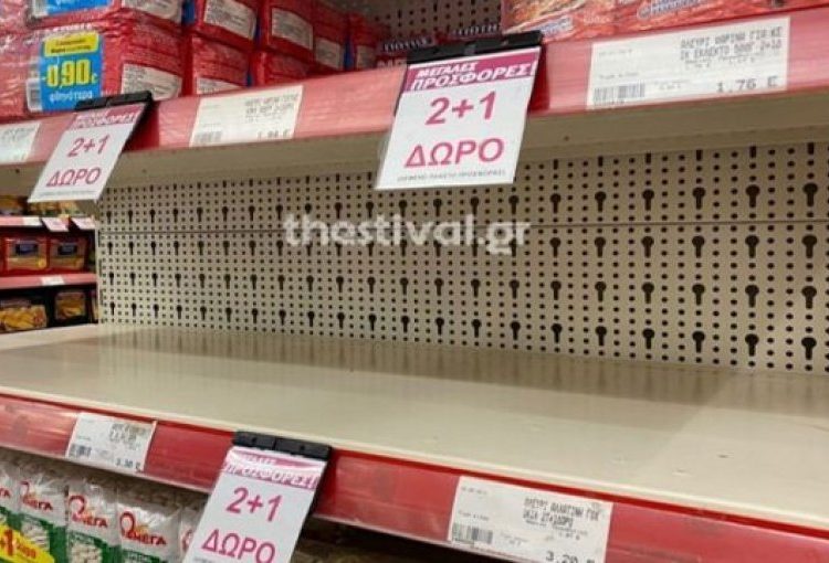 Frika nga koronavirusi/ Zbrazen raftet e marketeve ne Selanik