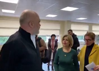 Vizitoi shkollën profesionale në Tiranë, kryeministri Rama iu bën propozimin e papritur për punë nxënësve dhe i shkrin së qeshuri me batutat (VIDEO)