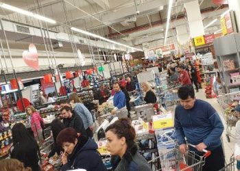 Koronavirusi rrit me 300 % shitjet në supermarkete/ Kompanitë: Nuk ka vend për panik, kemi furnizime