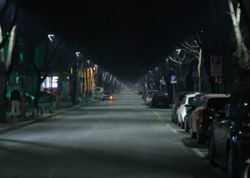 FOTO/ Rrugë të boshatisura, ja si duket Tirana në mbrëmje