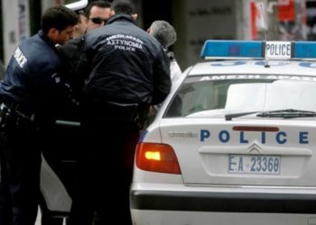 Shqiptari thyen karantinë, dyshohet se është i prekur nga Koronavirus, pështyn 14 policë grekë