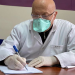 U kthye për të ndihmuar ish kolegët, preket nga COVID-19 ish shefi i Infektivit