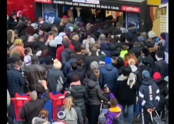 VIDEO / Degjeneron situata në Paris, njerëzit dynden në markete pas njoftimit të Macron
