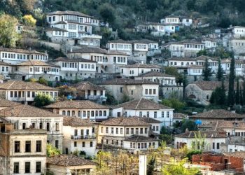 Klosi: Strukturat hoteliere të bëhen bashkë për të krijuar ekonominë e zonës