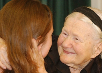 Irena, gruaja që shpëtoi mbi 2 mijë fëmijë nga Hitleri duke i futur në valixhe