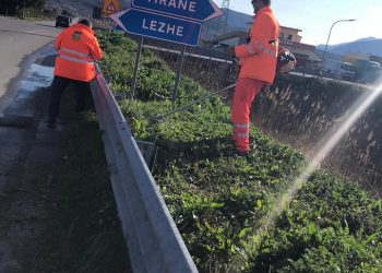 Bashkia Lezhë vendos sinjalistikë dhe vija të bardha në Shënkolli dhe në Fishtë