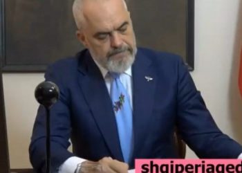 Rama nis telefonatat me qytetarët: Bëhuni trima, lufta për njeriun është. Nuk është Viti i Ri të ndajmë çokollata