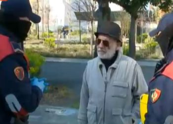 Qytetarët që dalin në rrug pa leje, gjejnë justifikime të pa imagjinueshme