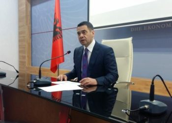Ahmetaj letër ministrave të Ekonomisë të BE-së: Veshjet e mjekëve dhe të ushtrisë prodhojini tek ne