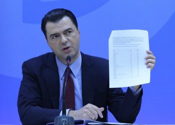 Sot akuzon Xhaçkën, por në 2010 firmosi vetë tenderin pa garë. Faksimilet nxjerrin zbuluar Lulzim Bashën