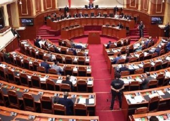 Deputetët thyejnë karantinën për 2 orë nën masa strikte, mblidhen në Kuvend për 24 nisma ligjore