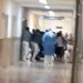 Të afërmit rrahin stafin mjekësor pasi nuk i lejonin ta shihnin familjarin e vdekur nga COVID-19