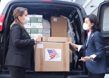 Vijnë ndihmat mjekësore nga Amerika, Manastirliu: Miku i mirë njihet në ditë të vështira